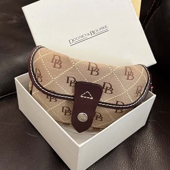 Dooney & Bourke Flap Wristlet NWT Plus Bonus D&B Keychain - Picture 2 of 7